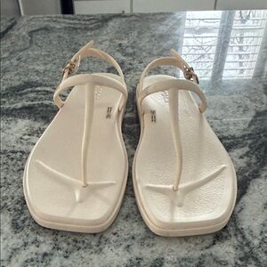 Crocs women’s Miami thong sandal